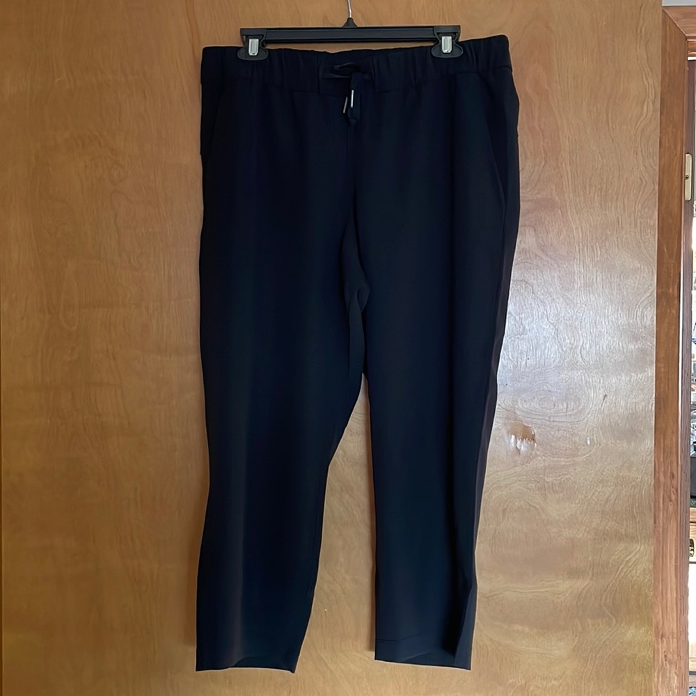 Lululemon size 10 black capri pant